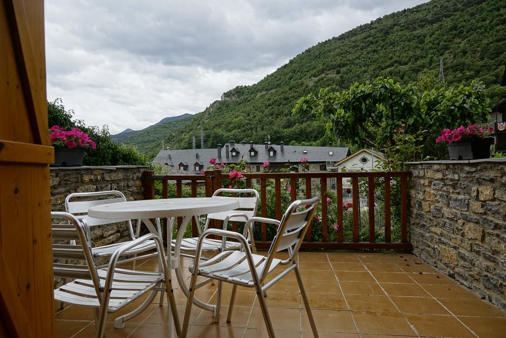 Apartaments El Ribal Valencia D'Aneu Esterno foto